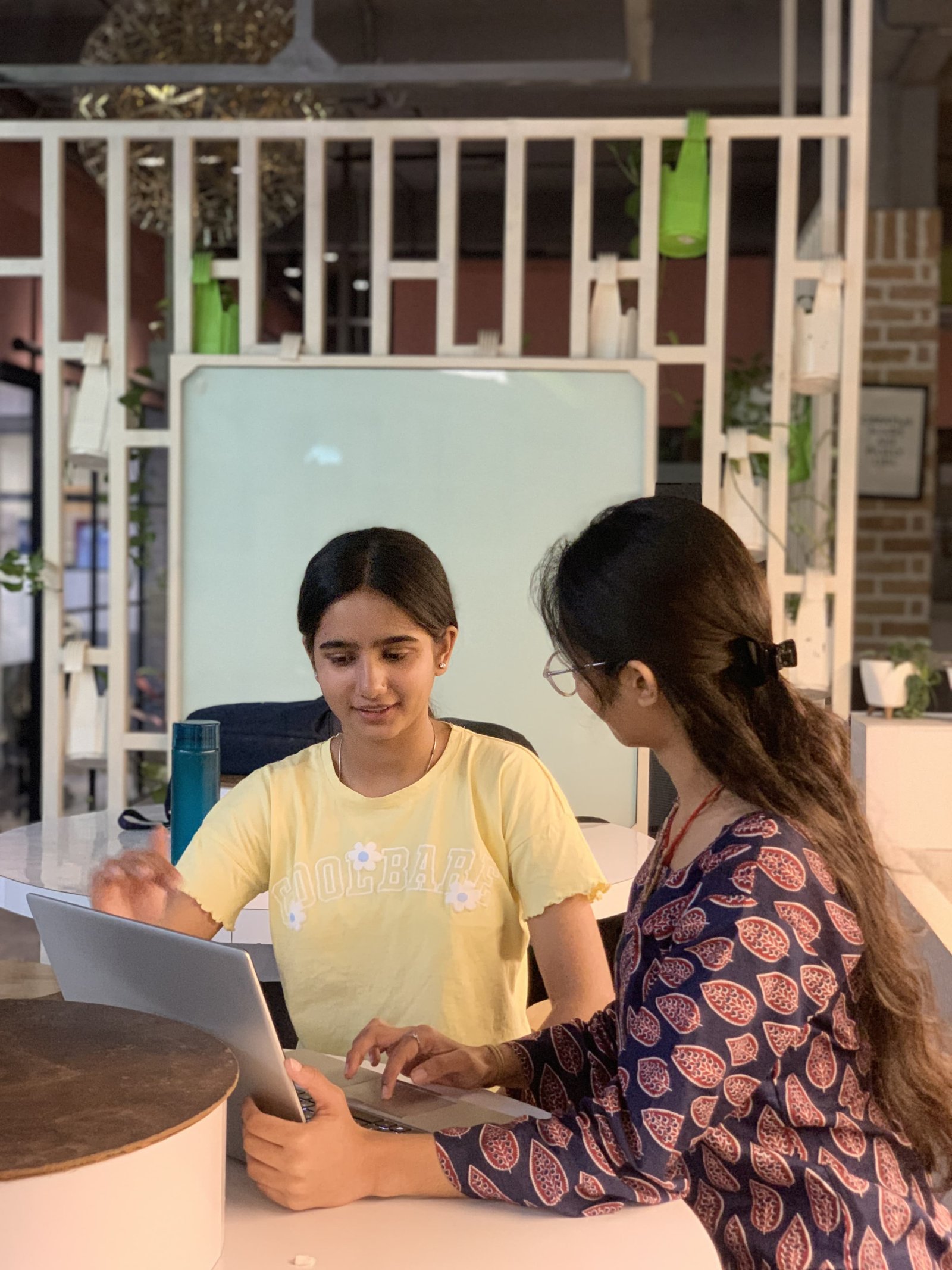 Saloni working with a client